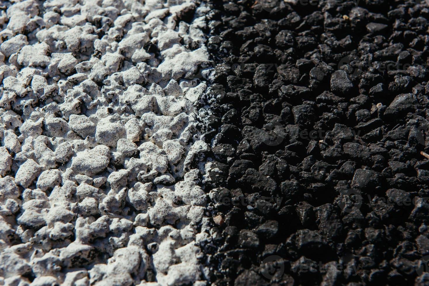 nouvelle texture d'asphalte avec une ligne pointillée blanche photo