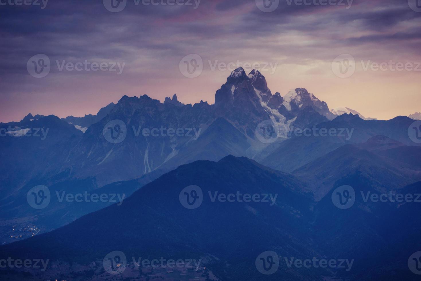 montagnes rocheuses en géorgie. europe, haut svaneti, près de mt. usb photo