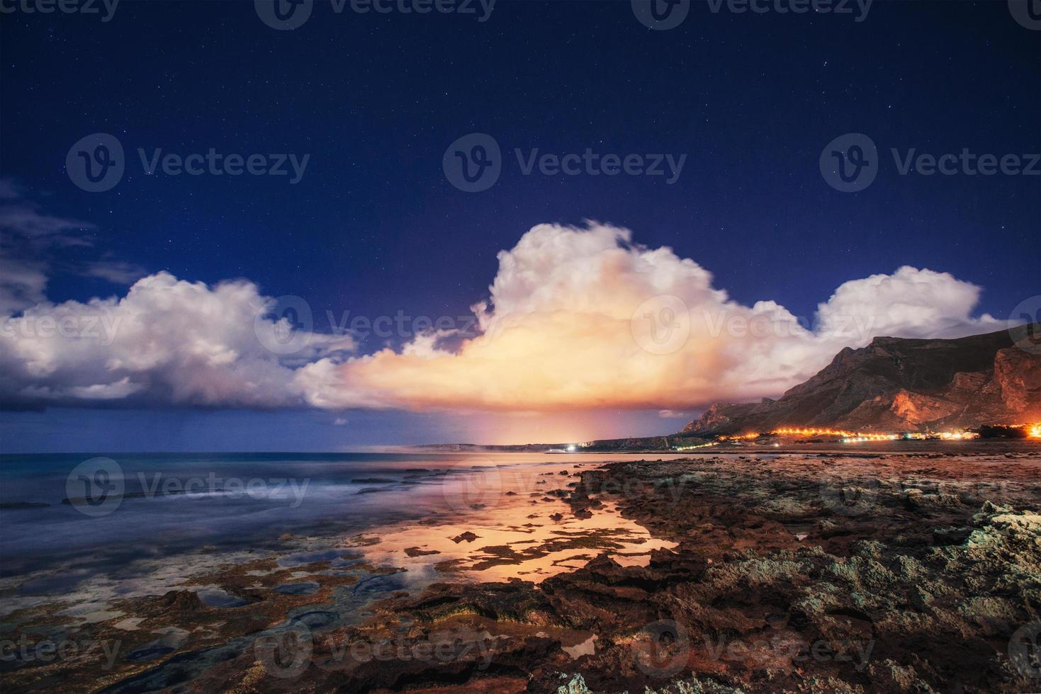 vue printanière de la côte au coucher du soleil ville trapani. sicile photo