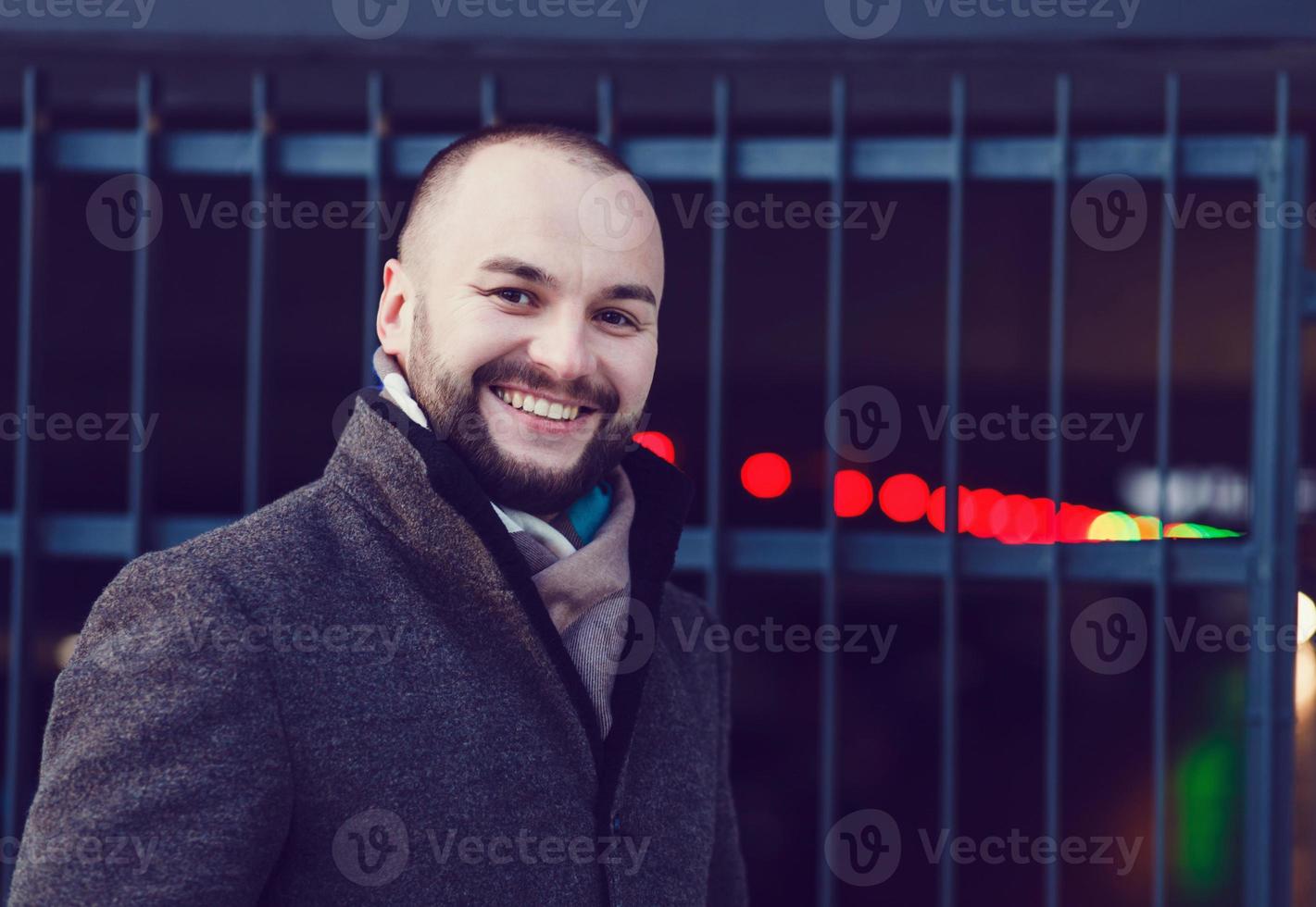 homme souriant à l'extérieur en journée d'hiver photo