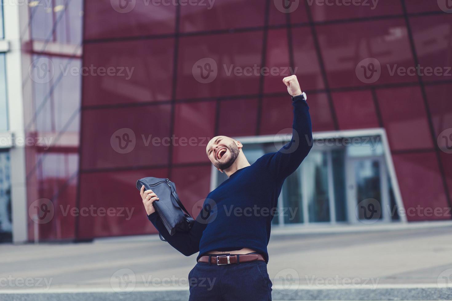 portrait d'un homme souriant avec les poings levés photo