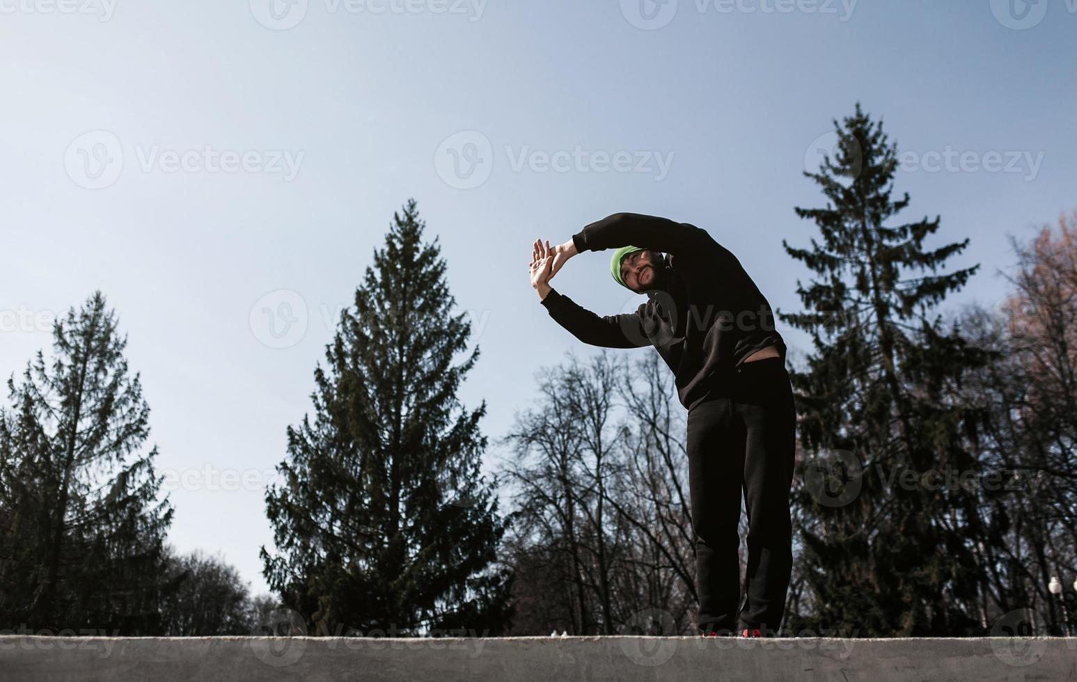 homme en uniforme de sport s'échauffant photo