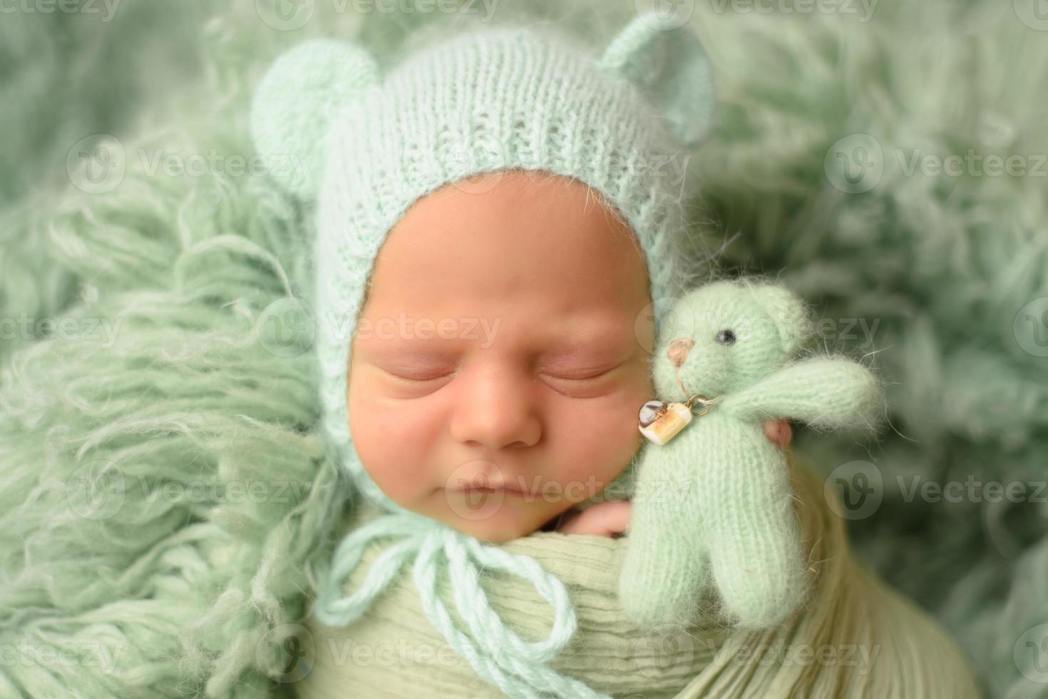 closeup portrait de bébé nouveau-né avec sourire sur le visage. concept sain et médical. photo