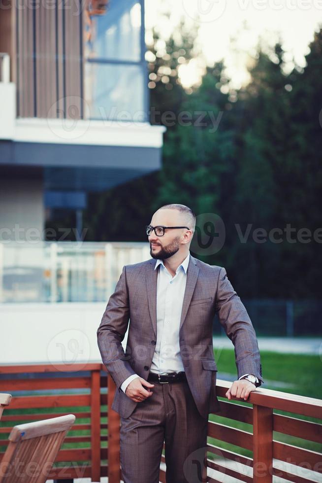 modèle bel homme à lunettes photo