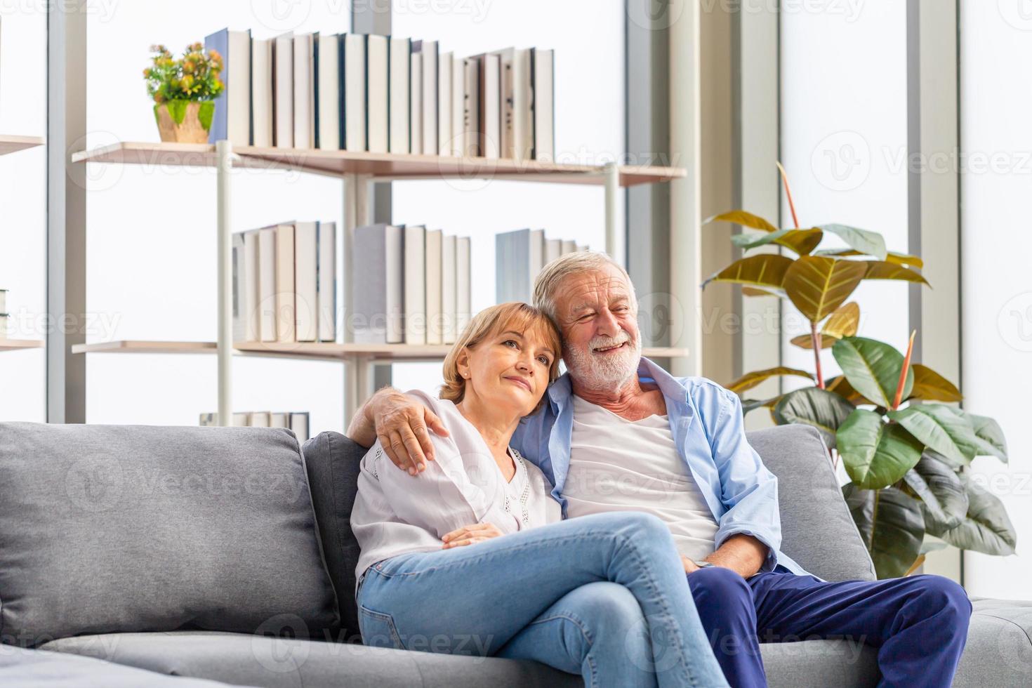 portrait d'un couple de personnes âgées heureux dans le salon, d'une femme âgée et d'un homme se reposant sur un canapé confortable à la maison, concepts de famille heureuse photo