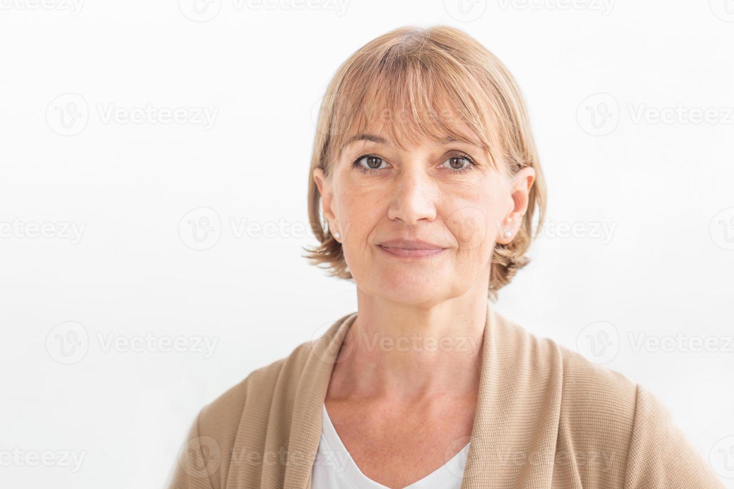 portrait d'une femme senior aînée heureuse regardant la caméra, souriante vieille femme caucasienne âgée photo