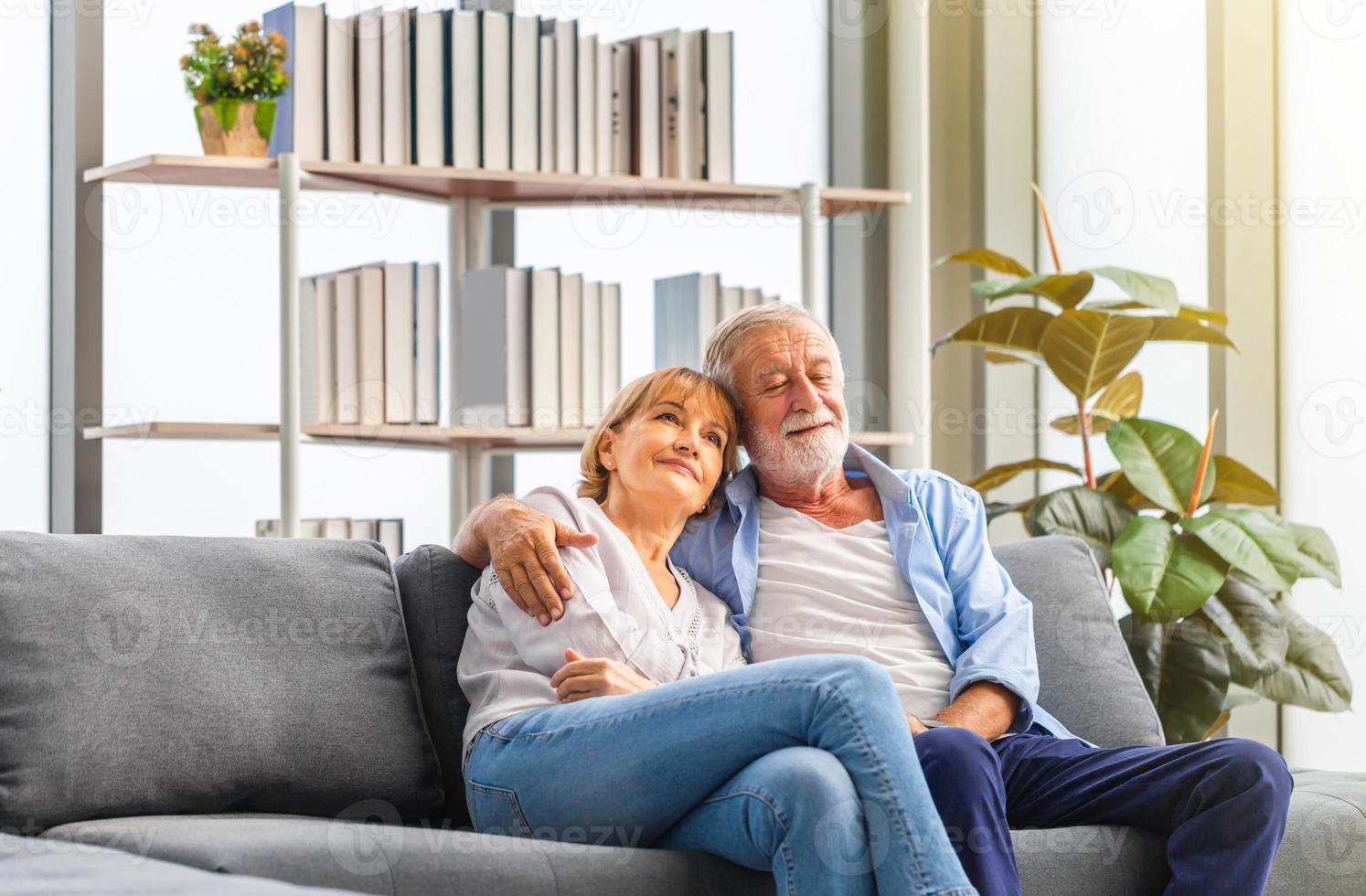 couple de personnes âgées heureux dans le salon, femme âgée et homme se reposant sur un canapé confortable à la maison, concepts de famille heureuse photo