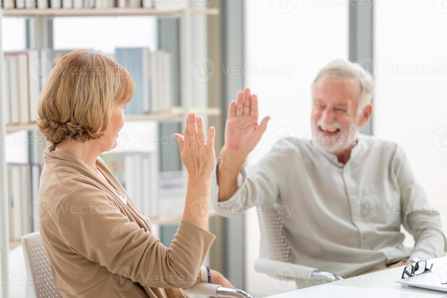 couple de personnes âgées heureux dans le salon, couple de personnes âgées souriant donnant un high five, bonheur famille et concepts de retraite photo