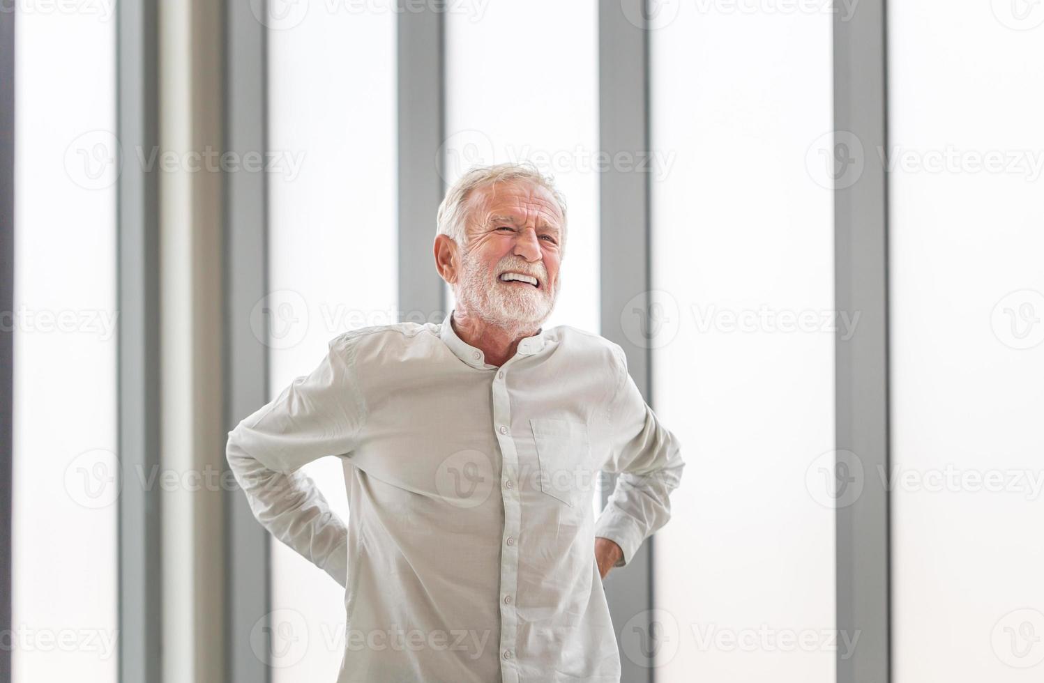 homme âgé souffrant de maux de dos, homme mûr souffrant de douleurs lombaires, vieil homme souffrant de maux de dos photo