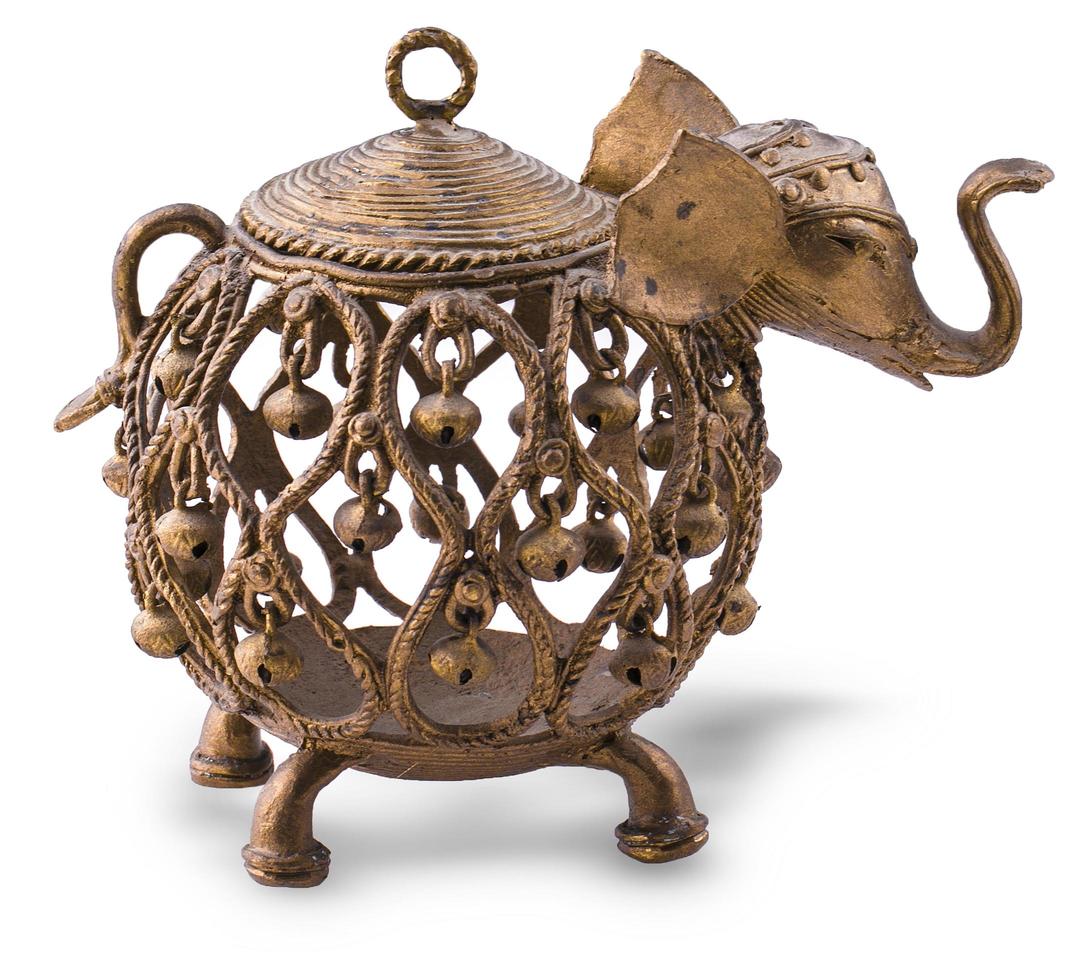 éléphant indien avec bougeoir en métal cloches. photo