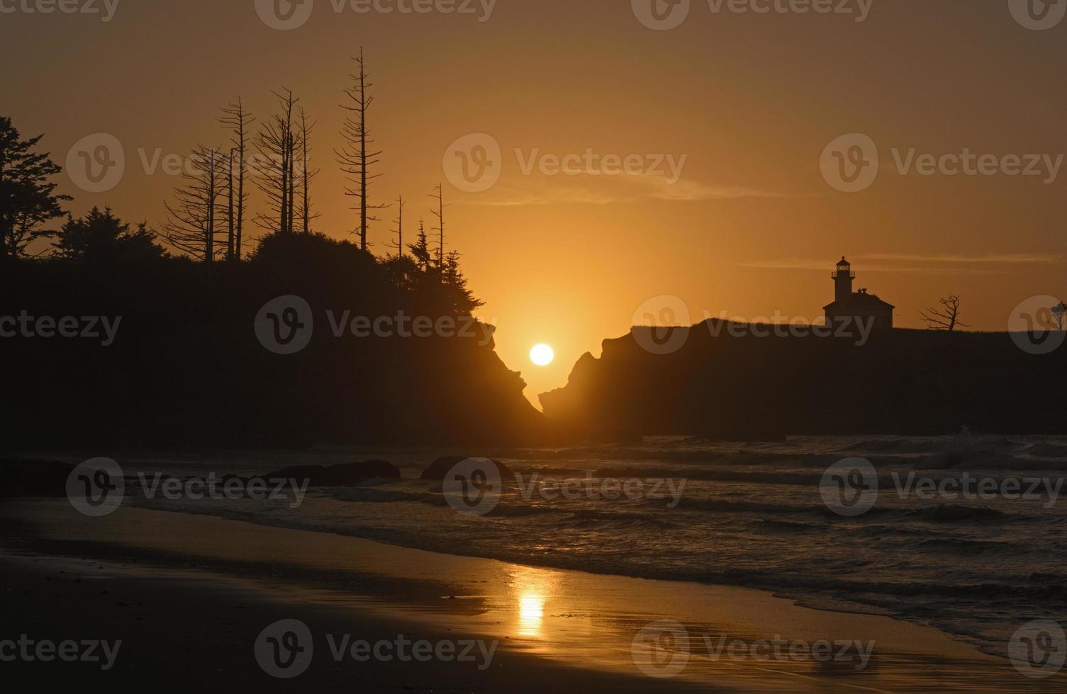 Réflexions du soleil couchant sur une plage isolée photo