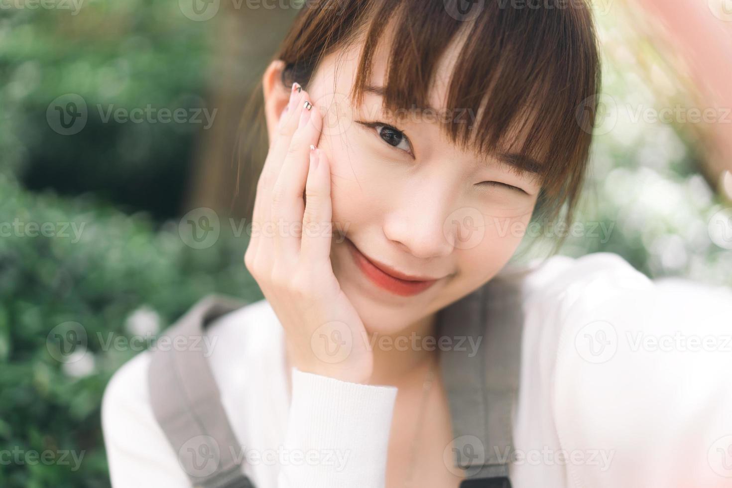 portrait d'une jeune étudiante adolescente asiatique mignonne prenant une photo de selfie par téléphone portable