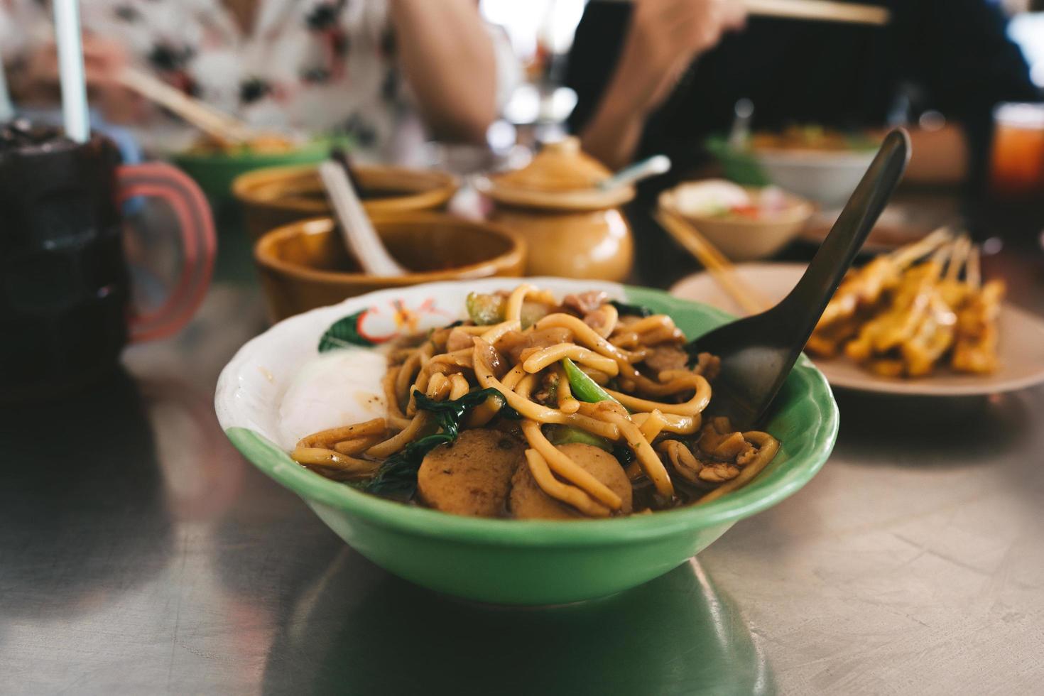 Sauté de nouilles aux oeufs cuisine locale du sud de style chinois à phuket, thaïlande photo