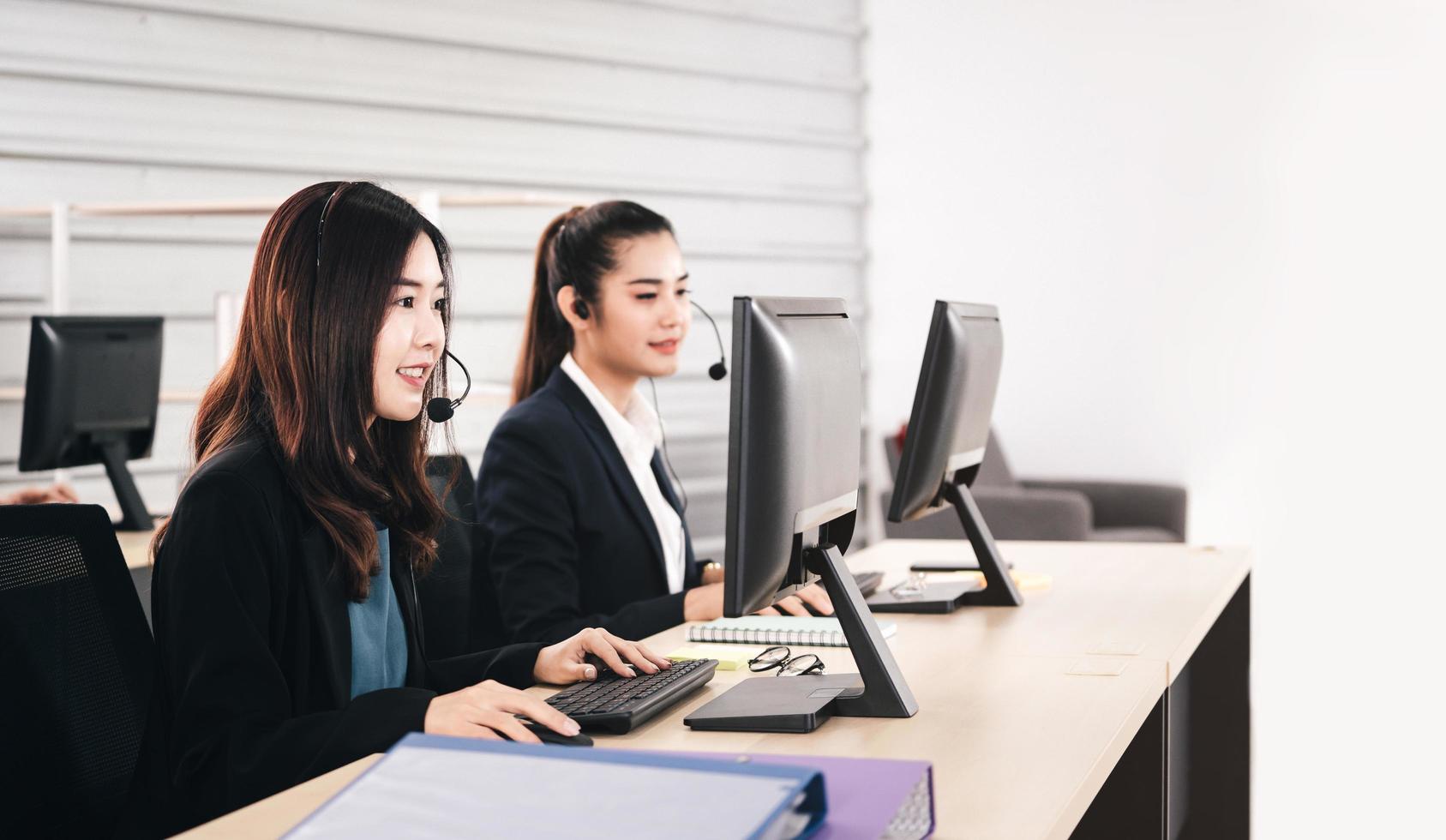 jeune femme asiatique de personnel d'entreprise travaillant avec un casque et un ordinateur pour le soutien. photo