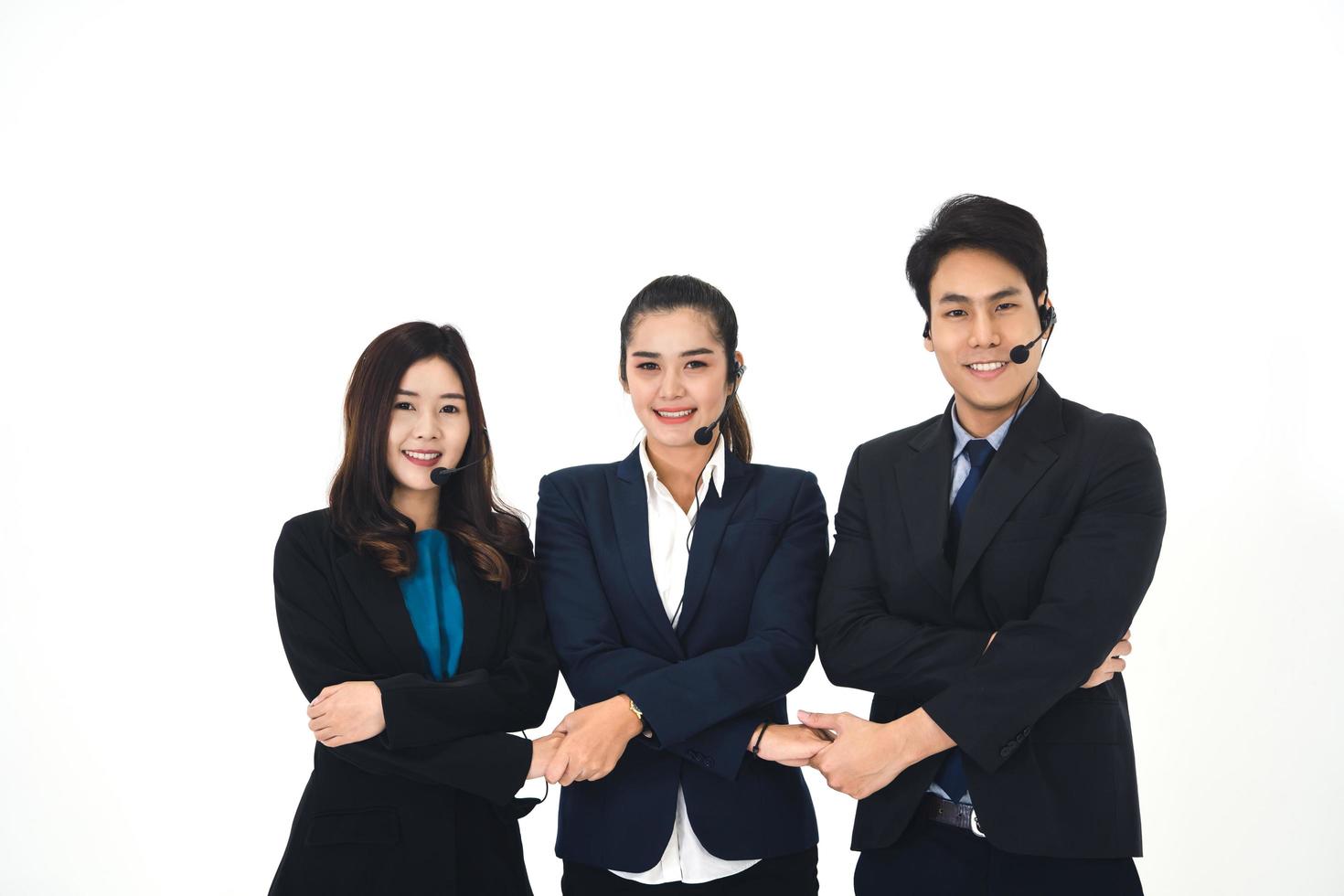 portrait de sourire positif jeune personnel d'affaires équipe de centre d'appels asiatique femme et homme photo
