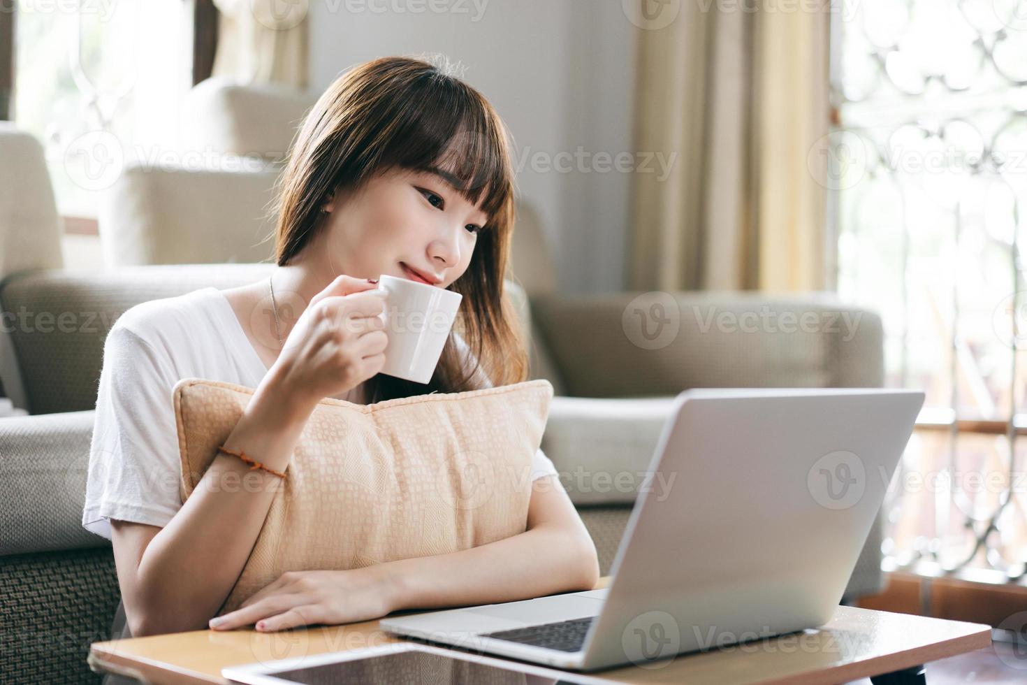 portrait de Jeune adulte femme travaux sur sa tablette, est assis avec  carnet sur cuisine sol à maison, études dans confort 35811552 Photo de  stock chez Vecteezy