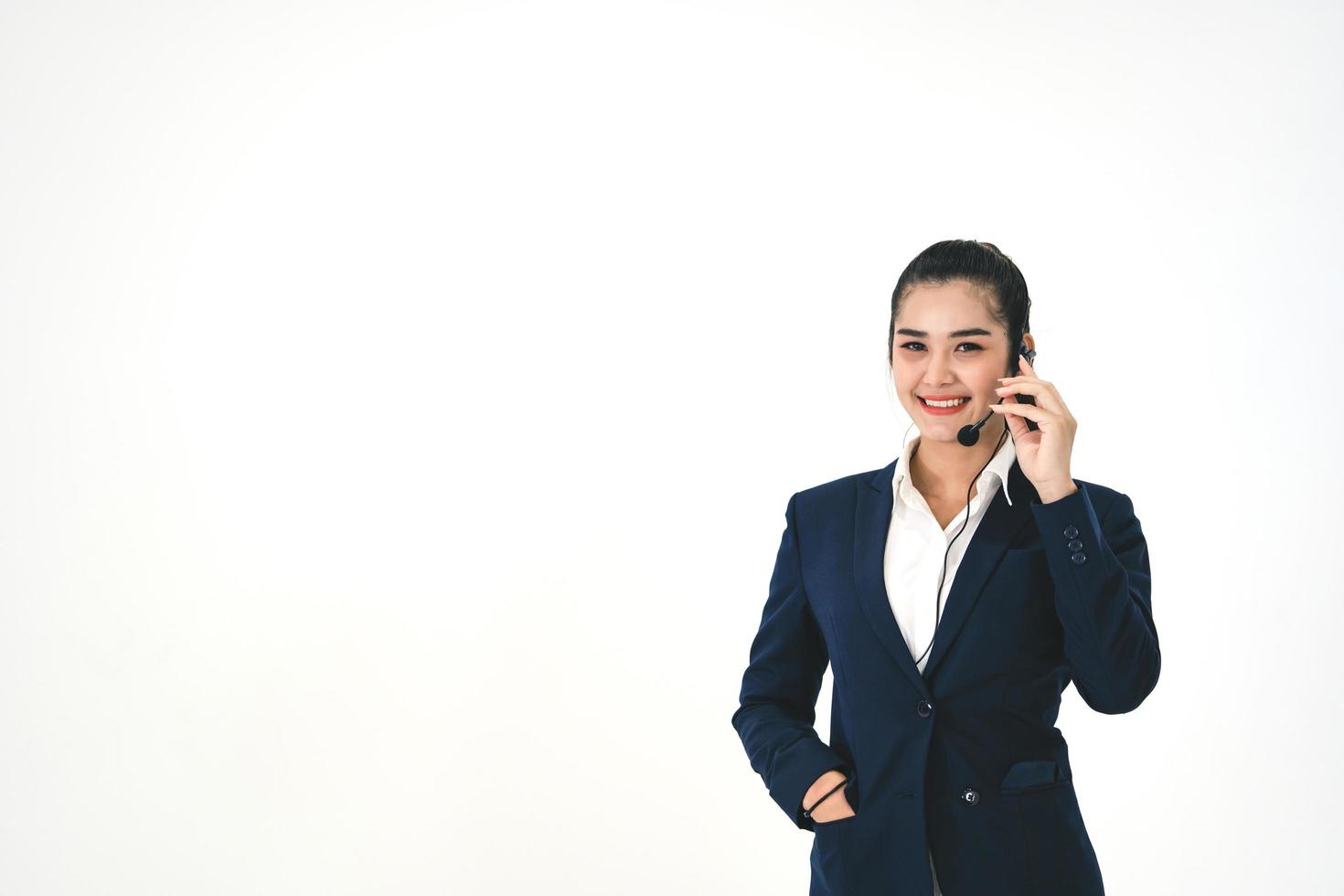 look de leadership professionnel de nouvelle génération. jeune entreprise sourire centre d'appel femme asiatique photo