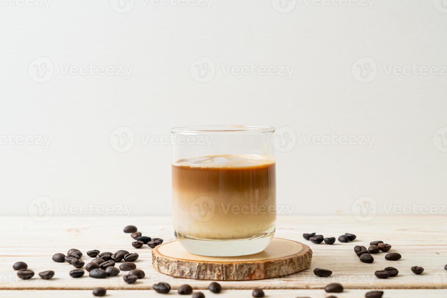 café sale, lait froid garni de café expresso chaud photo