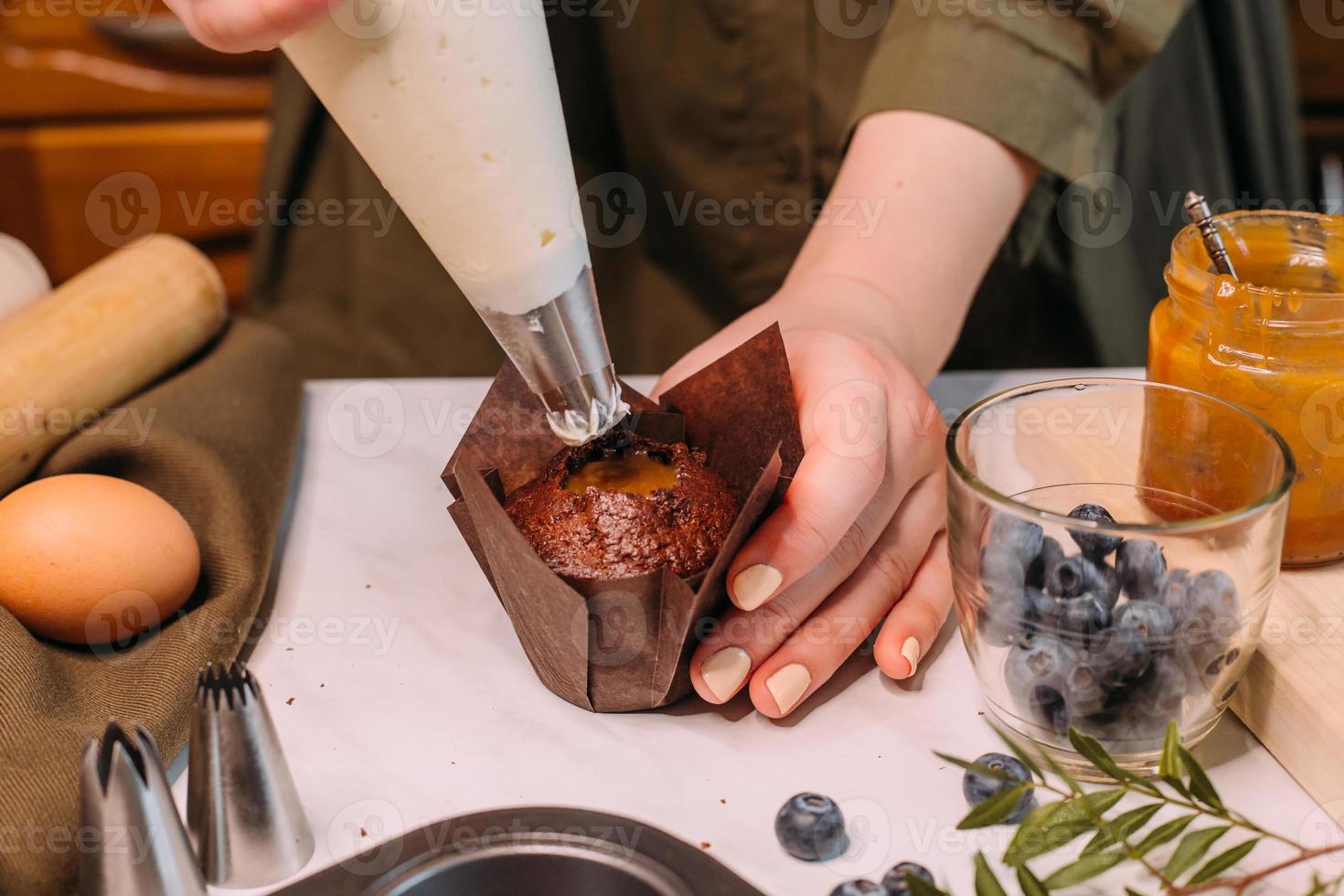 processus de fabrication de cupcake au chocolat fait maison avec de la crème photo