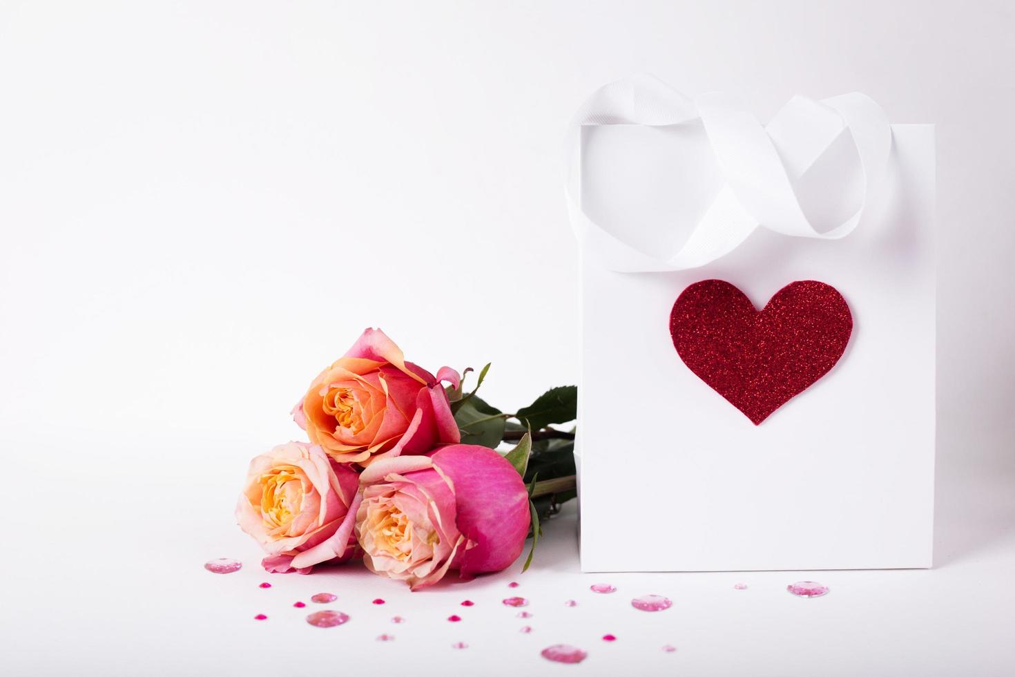 pack de papier blanc avec coeur rouge et roses photo