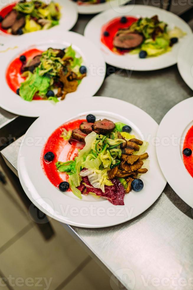 plat de viande aux légumes pour la restauration. beaucoup d'assiettes. photo