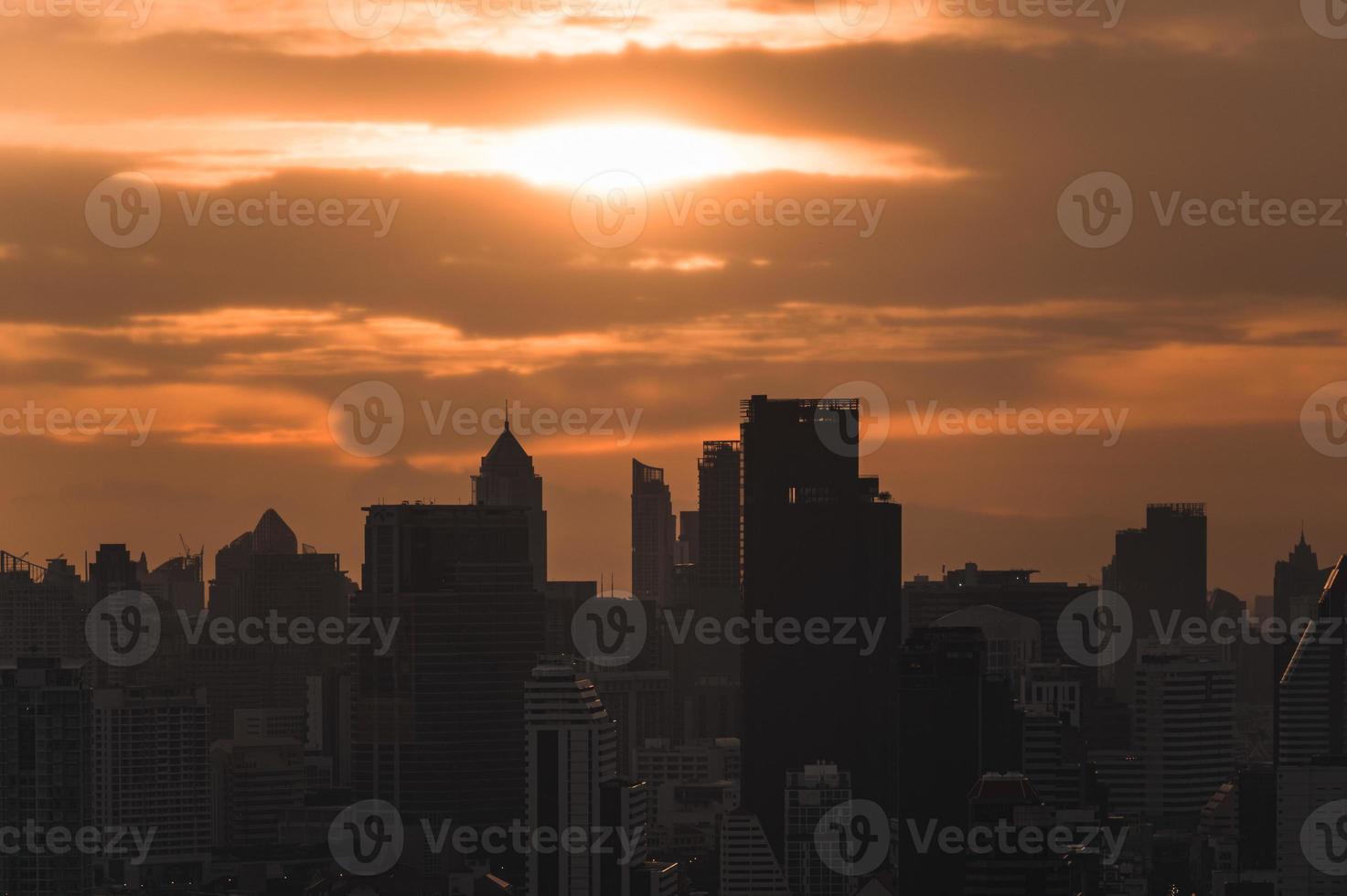 lever de soleil sur un immeuble de bureaux de grande hauteur dans le quartier des affaires de bangkok photo