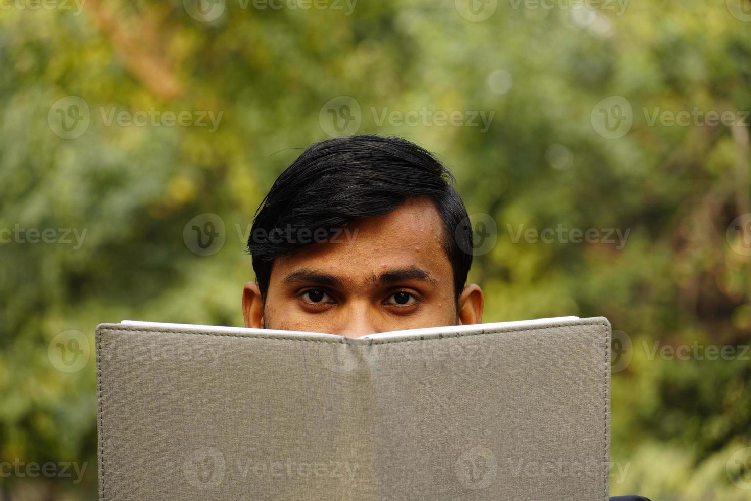 tout étudiant avec un journal fermer les images des yeux photo