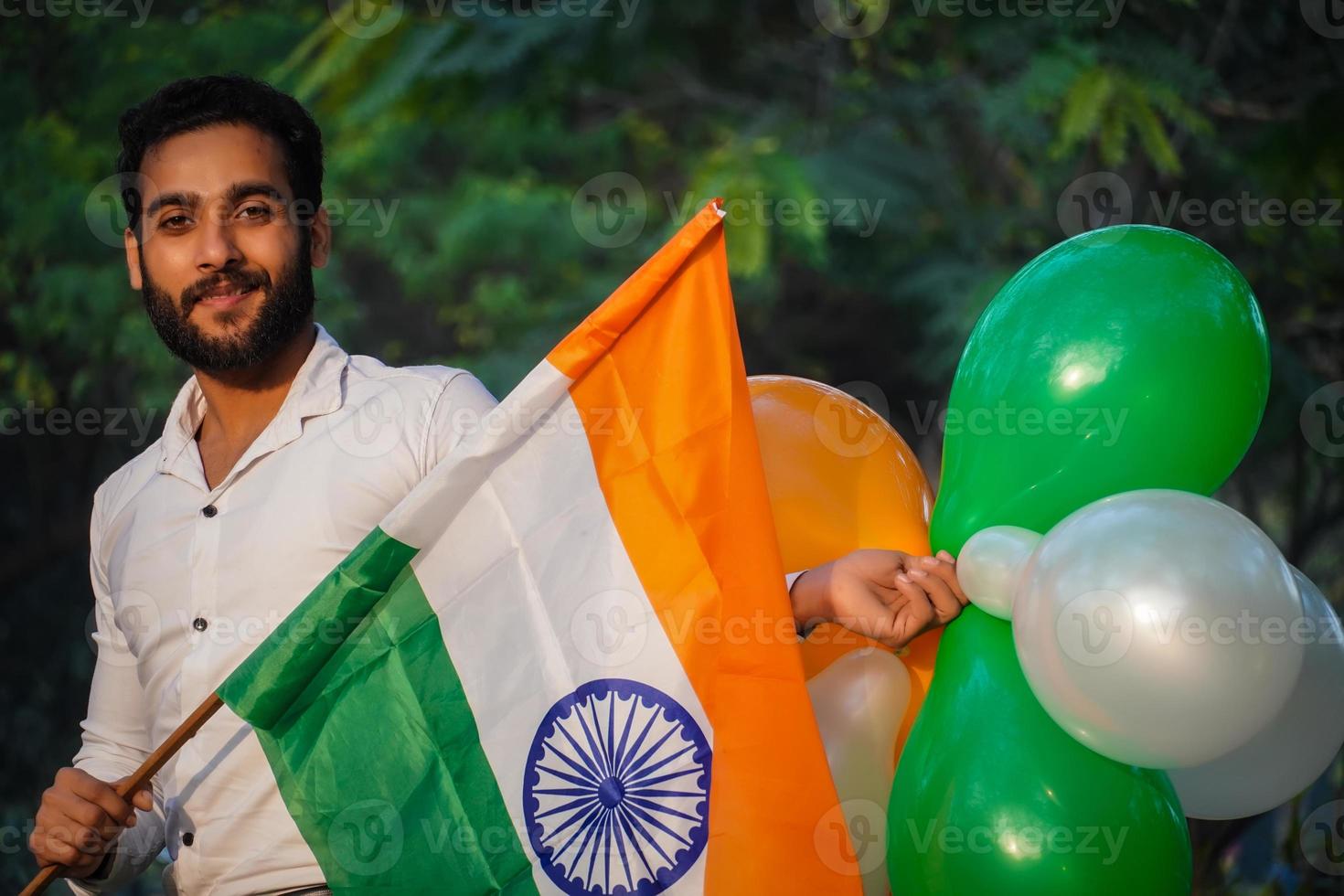 image du jour de la république indienne, 26 janvier. image de la fête de l'indépendance indienne avec des ballons colorés aux couleurs du drapeau indien photo