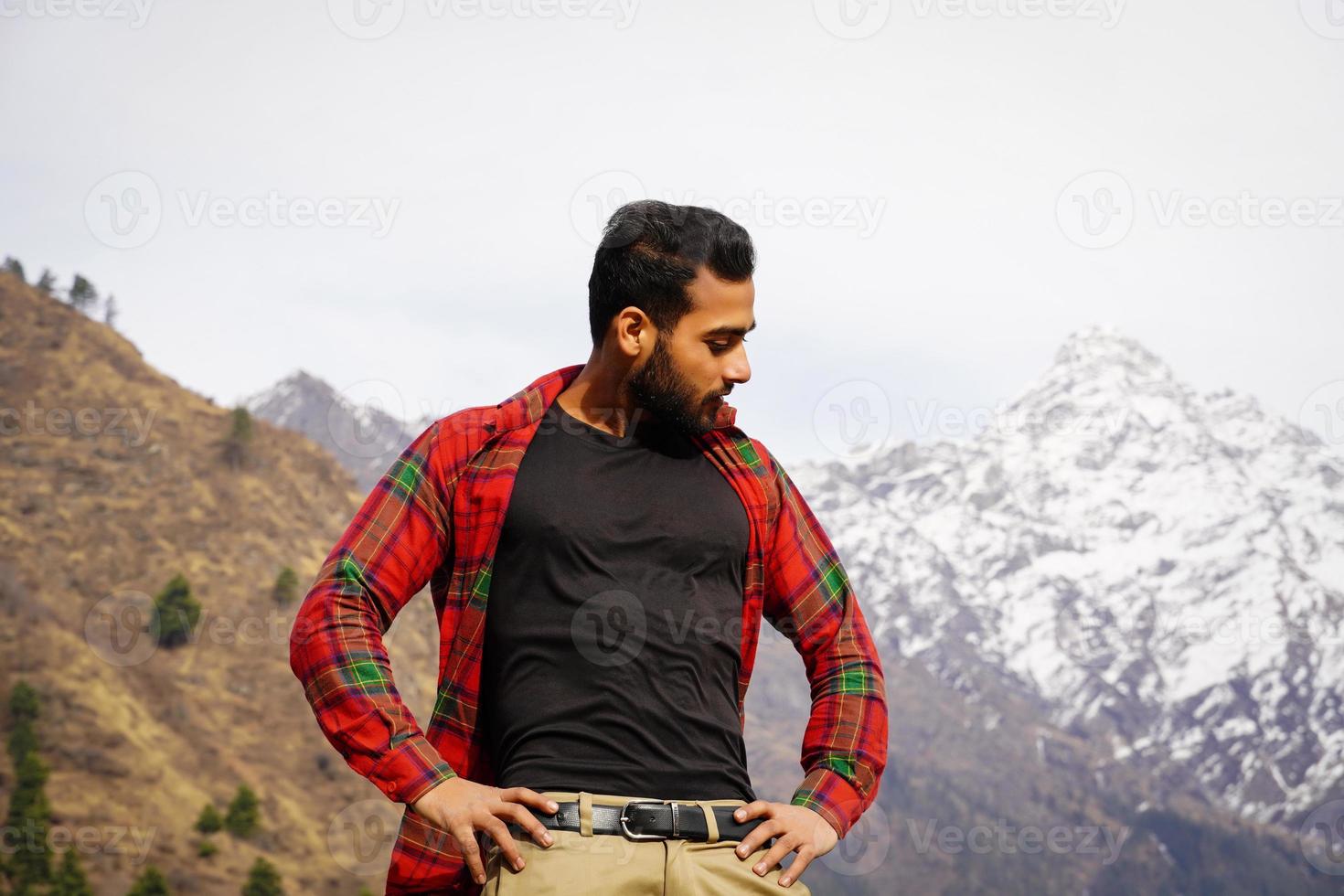 un homme dans les montagnes profite de ses vacances photo