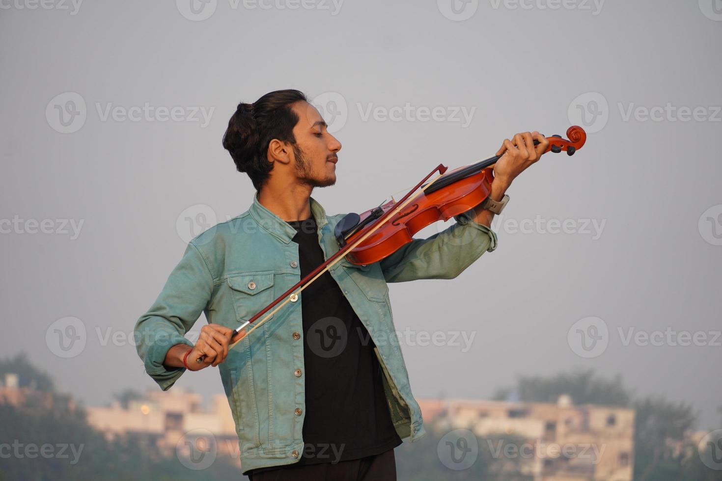 musicien jouant du violon. concept de musique et de tonalité musicale. images d'homme musicien photo
