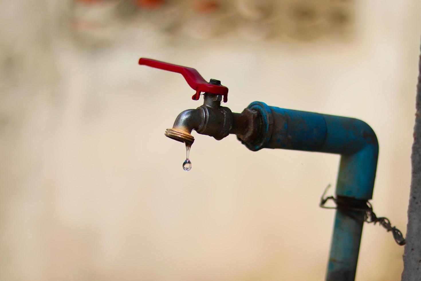 goutte d'eau de l'ancien robinet d'eau photo