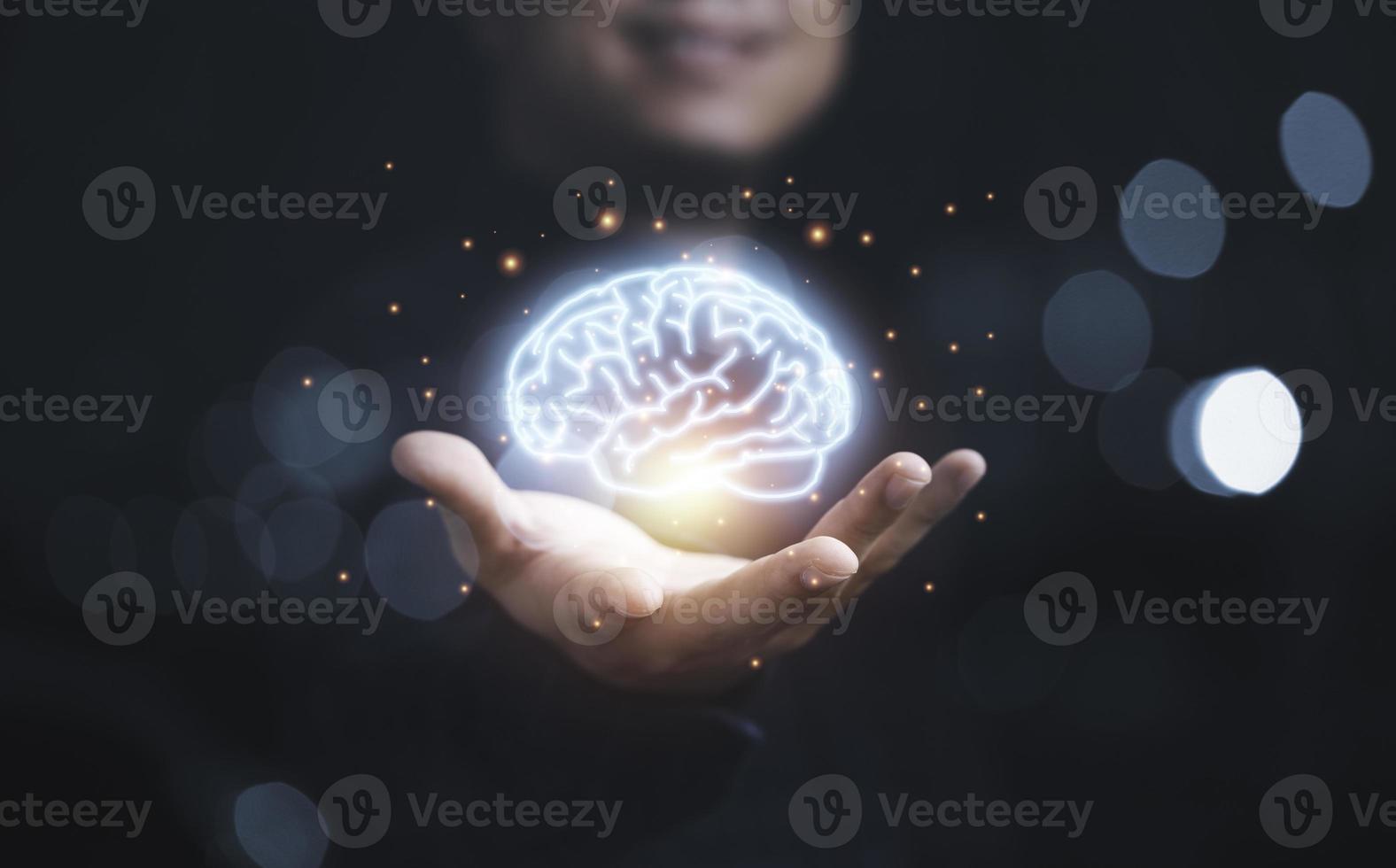 entreprise détenant une icône de cerveau virtuel pour l'éducation et l'idée de pensée créative au concept de résolution de problèmes. photo