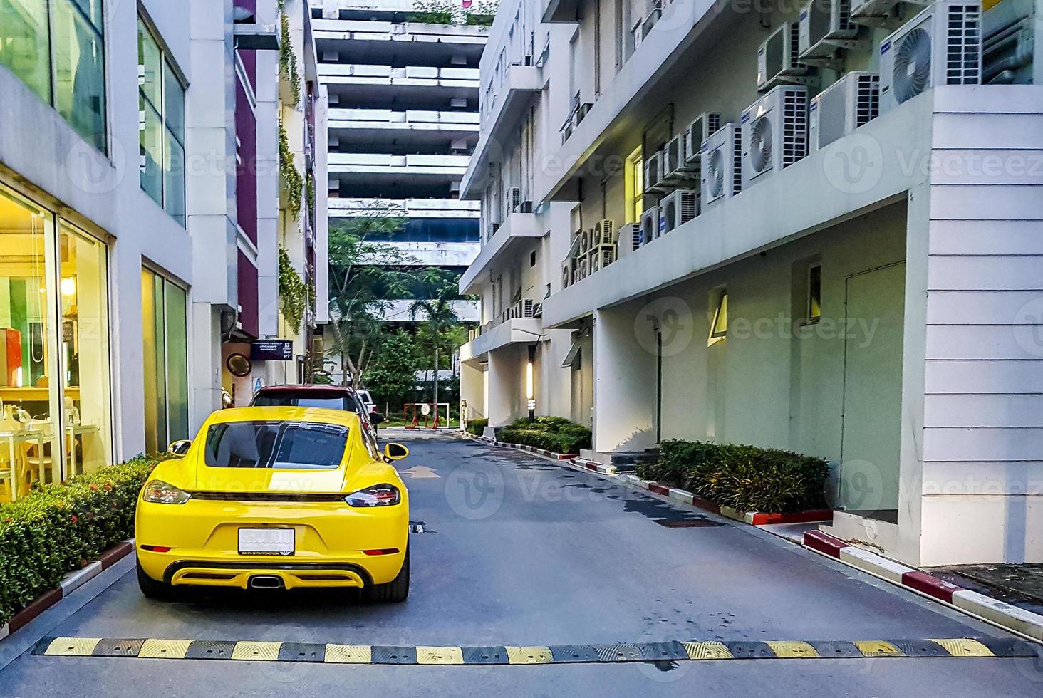 voiture de sport jaune garée à bangkok en thaïlande. photo
