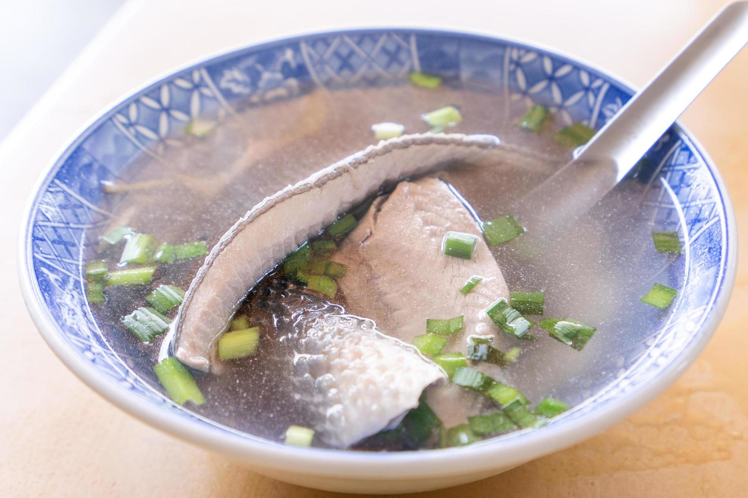 soupe de peau de chanos, mets délicats distinctifs de taïwan à tainan. repas célèbre pour le déjeuner ou le petit-déjeuner avec légumes, vue de dessus, espace pour copie, gros plan photo