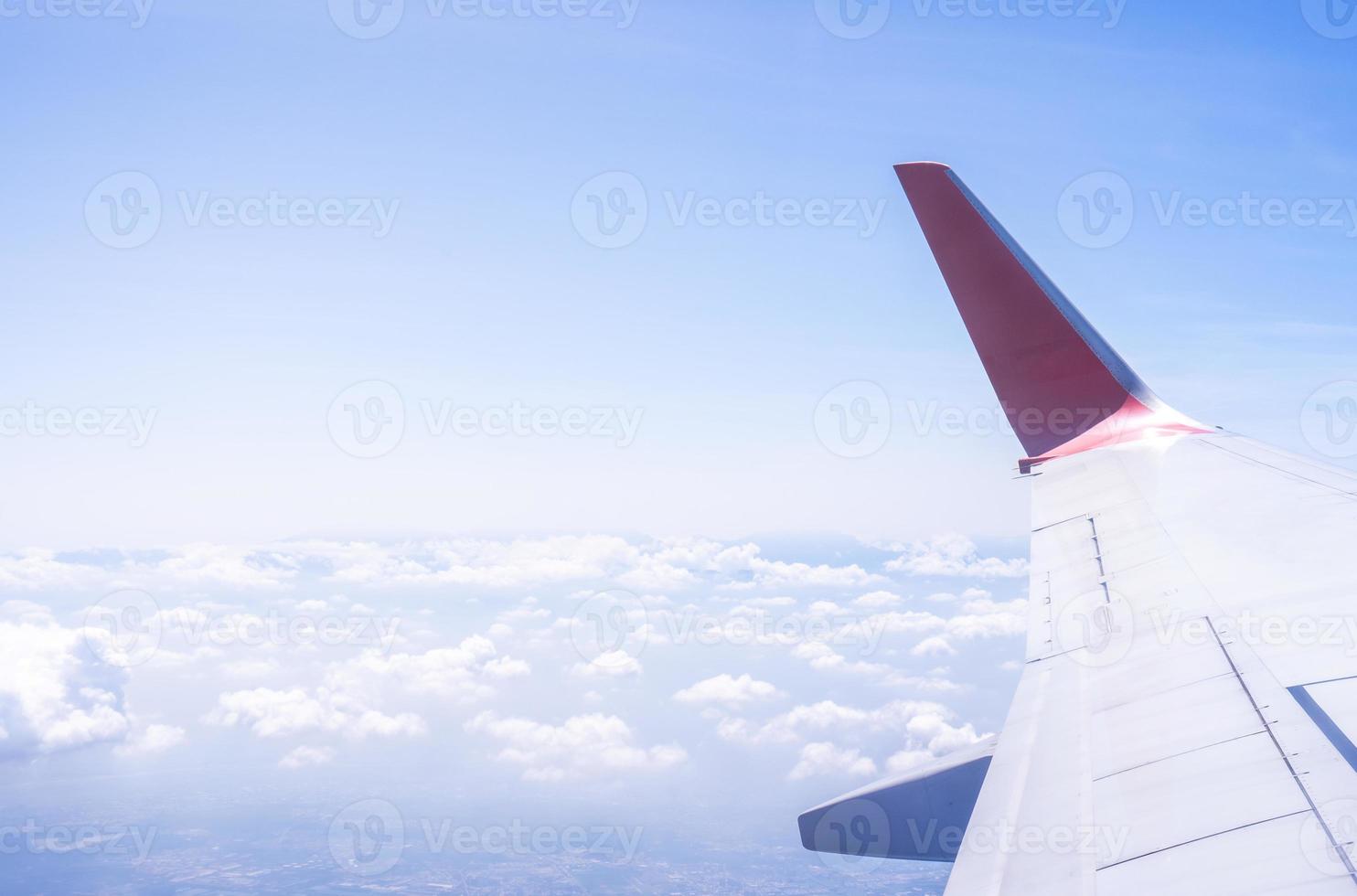 concept d'affaires et de voyage. vue aérienne à travers la fenêtre à l'intérieur de la cabine de l'avion avec un beau ciel bleu et des nuages avec la lumière du soleil, espace de copie, vue de dessus photo