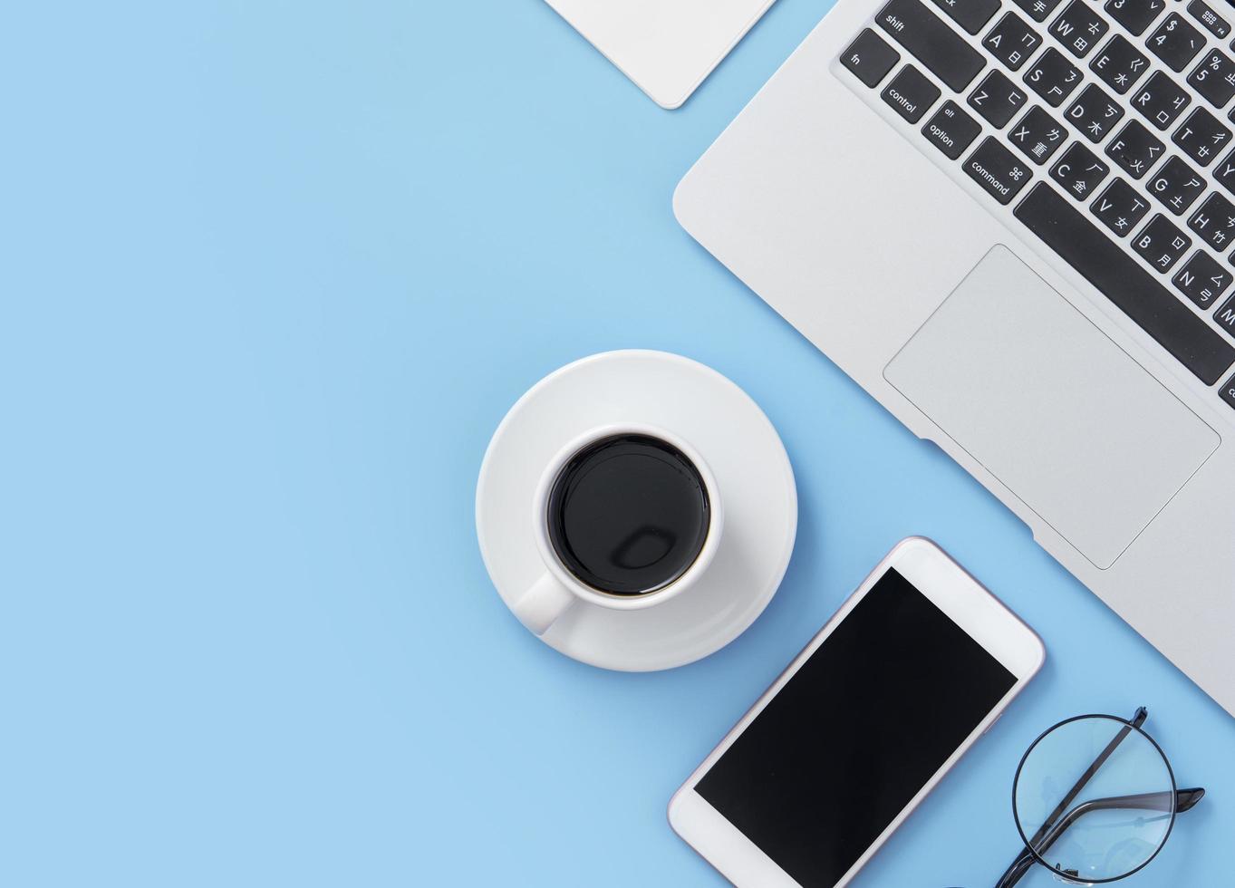 blogueur indépendant femme buvant pour se détendre sur un bureau bleu clair propre avec café, concept de travail à la maison, espace de copie, pose à plat, vue de dessus, maquette photo