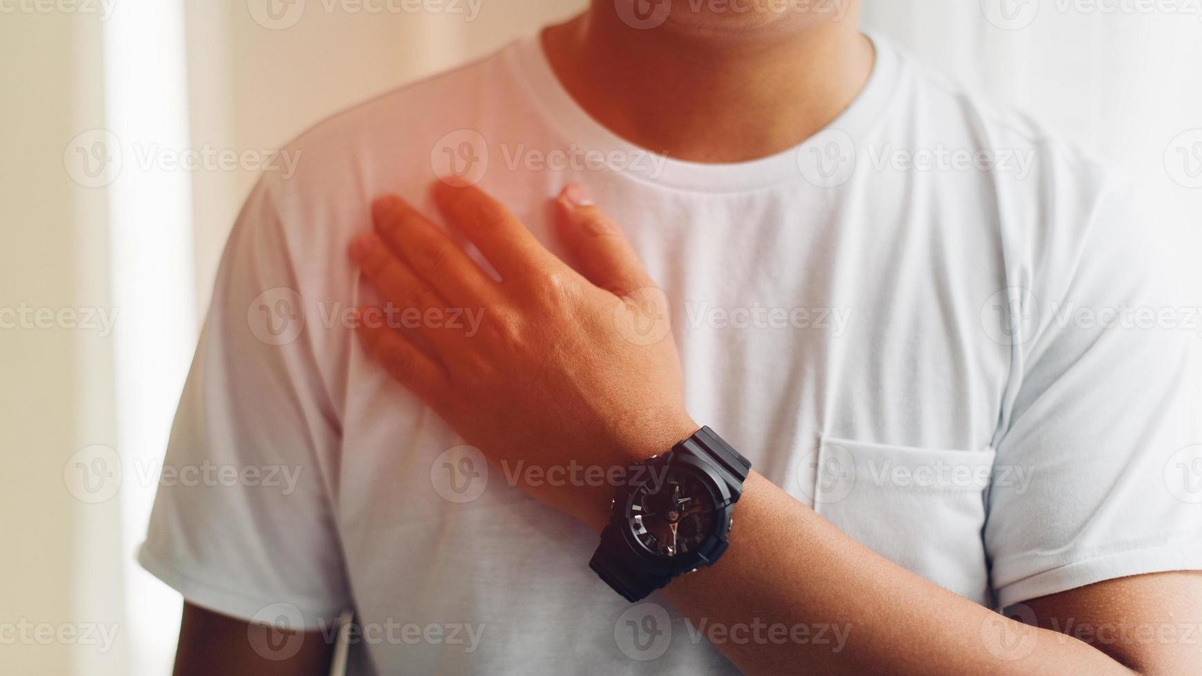 mains et montres noires de jeunes hommes qui aiment les montres de concept de temps photo