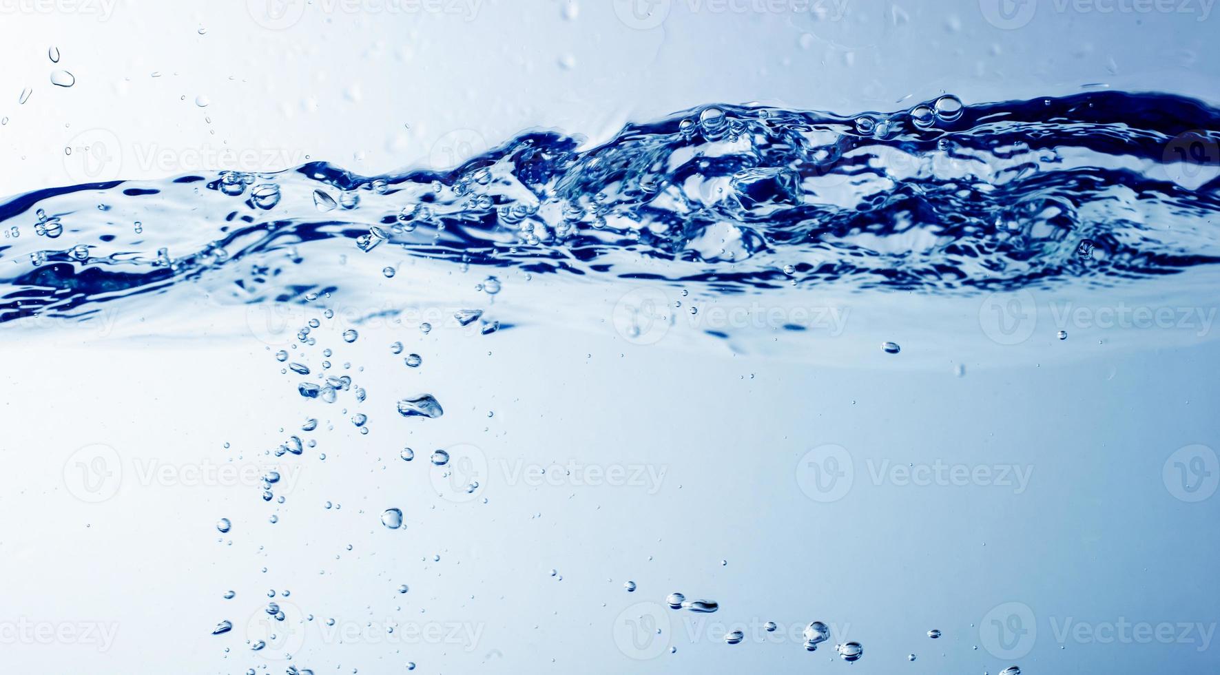 eau et bulles sur le fond bleu de l'eau photo