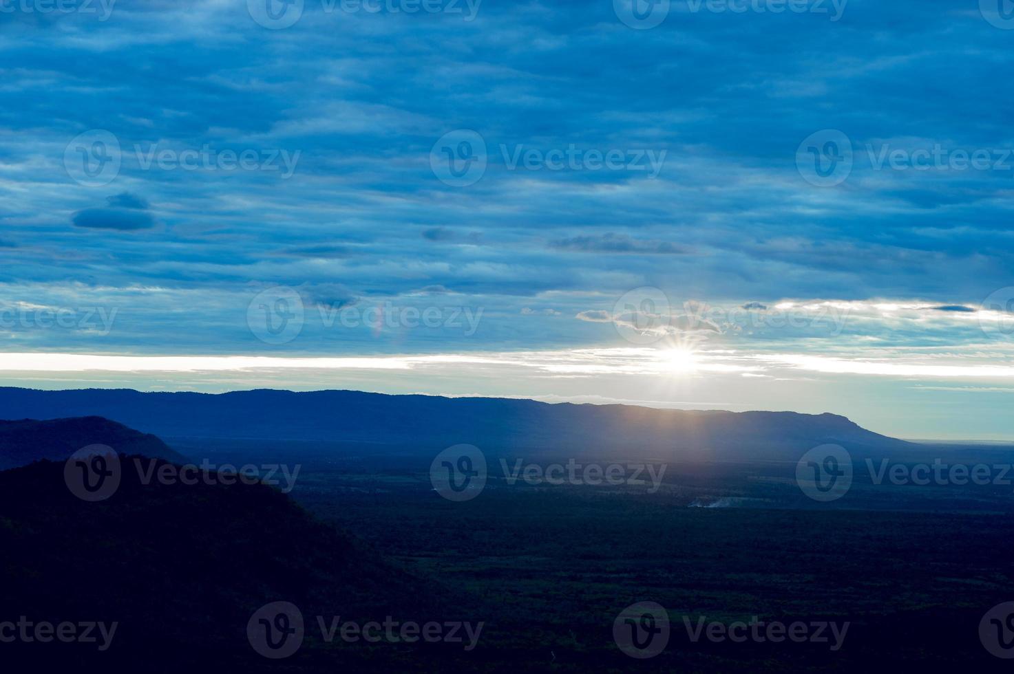 le ciel et les nuages bleus sur un ciel bleu vif et de beaux nuages photo