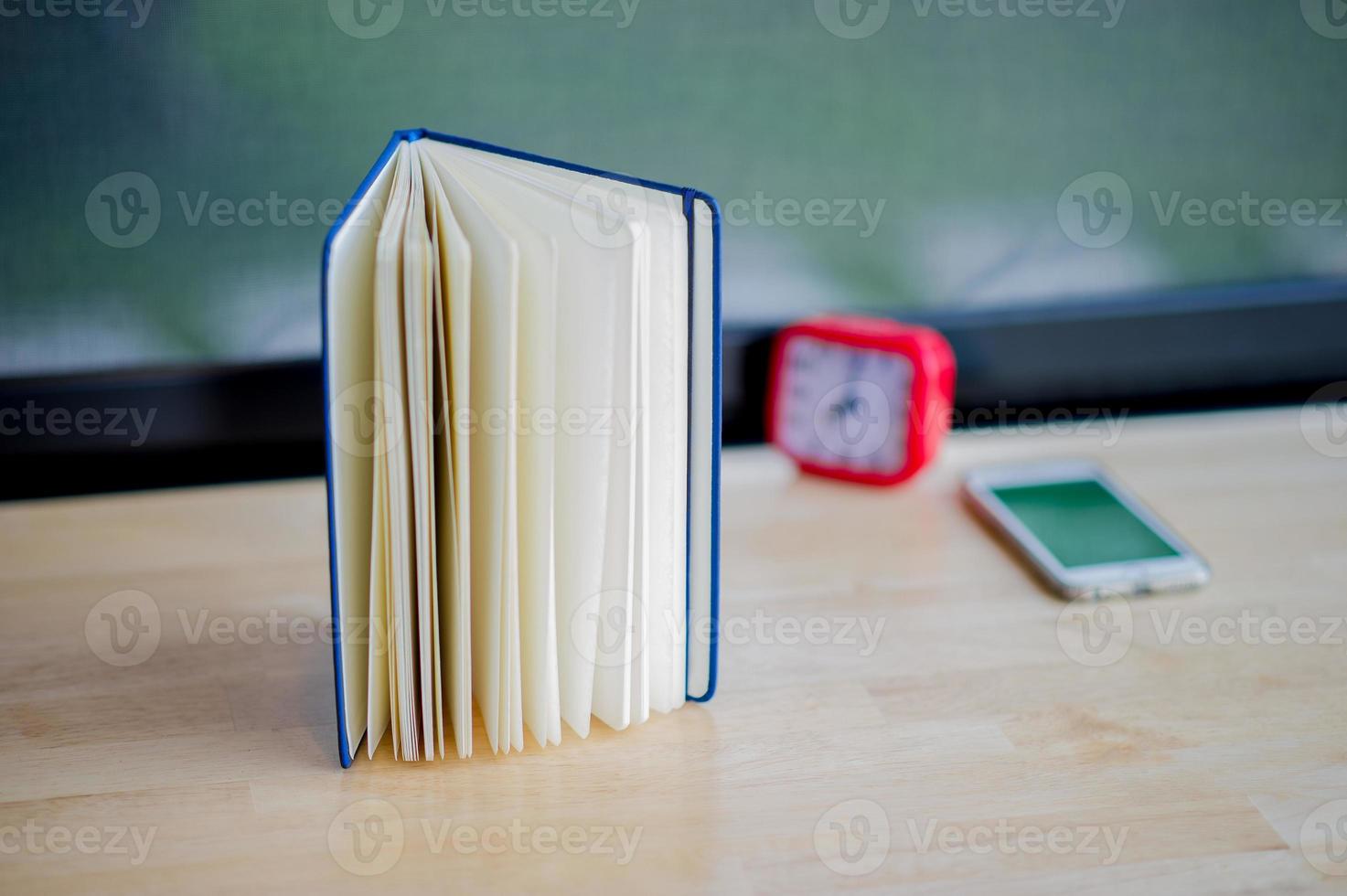 mains et livres qui sont mis à nu avec de l'espace dans le concept de lecture de livre de la salle du matin photo