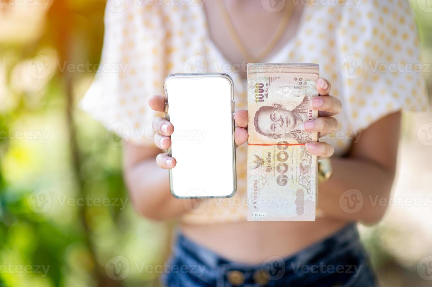 photos en gros plan et cartes bancaires utilisées pour les achats professionnels et de change. concept de main et d'argent