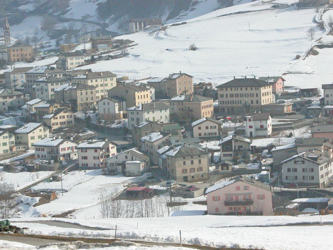 chaîne de montagnes du piz bernina dans les alpes rethiques suisses dans le canton gr photo