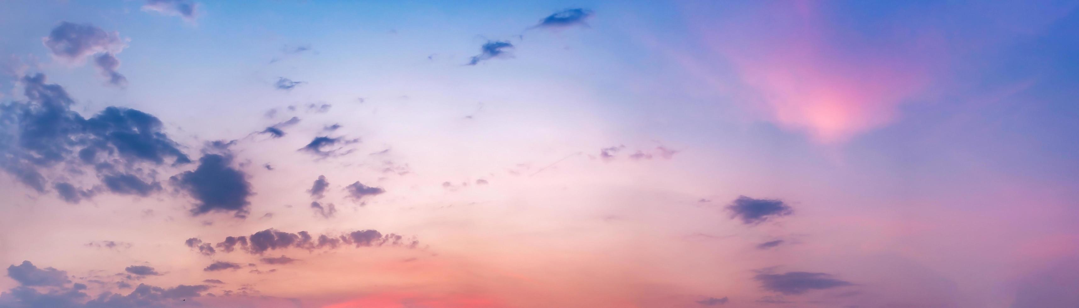 ciel panoramique spectaculaire avec des nuages sur l'heure du lever et du coucher du soleil. image panoramique. photo