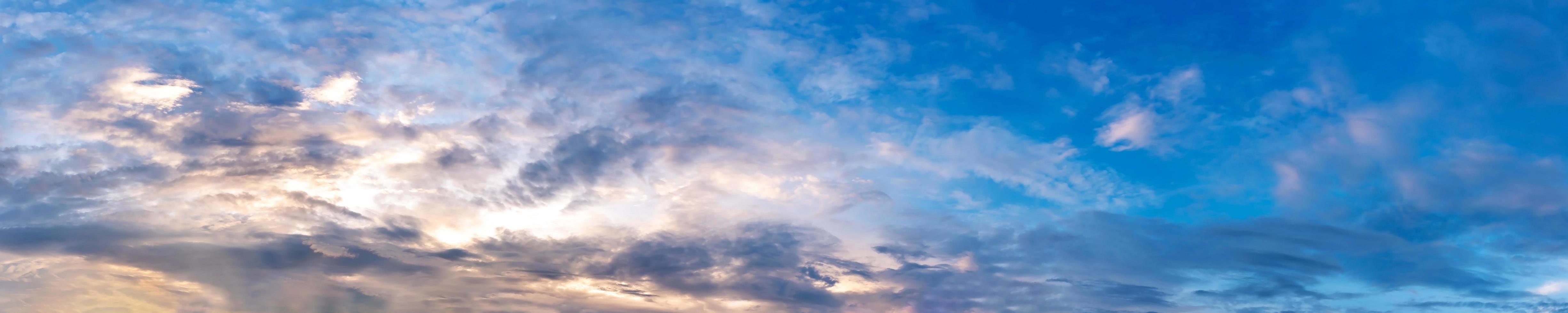 ciel panoramique spectaculaire avec des nuages sur l'heure du lever et du coucher du soleil. image panoramique. photo