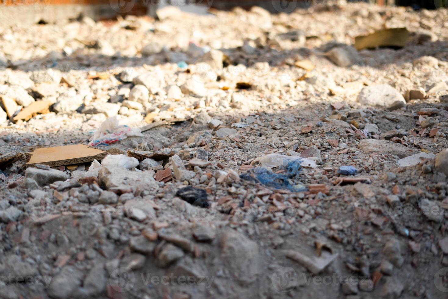 chantier de construction en ruine avec des pierres autour photo