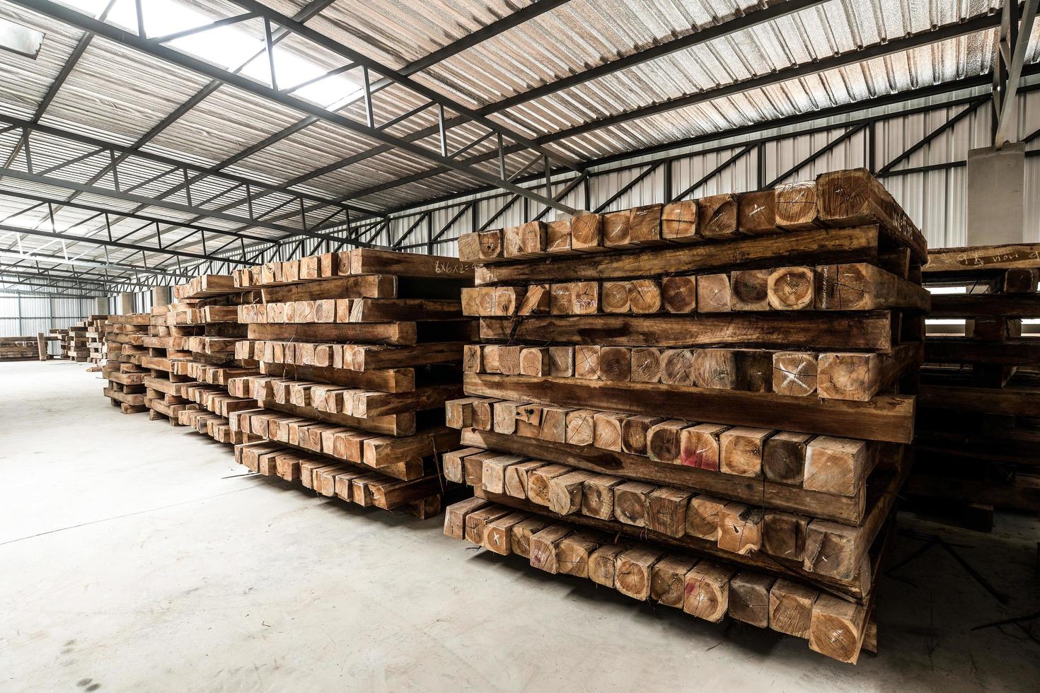 le groupe de palettes en bois dans l'usine. palette est un nom chargé, mais il s'agit principalement d'une dalle ou d'un cadre en bois utilisé pour transporter des objets. le type de palette le plus courant est celui utilisé pour déplacer les marchandises. photo