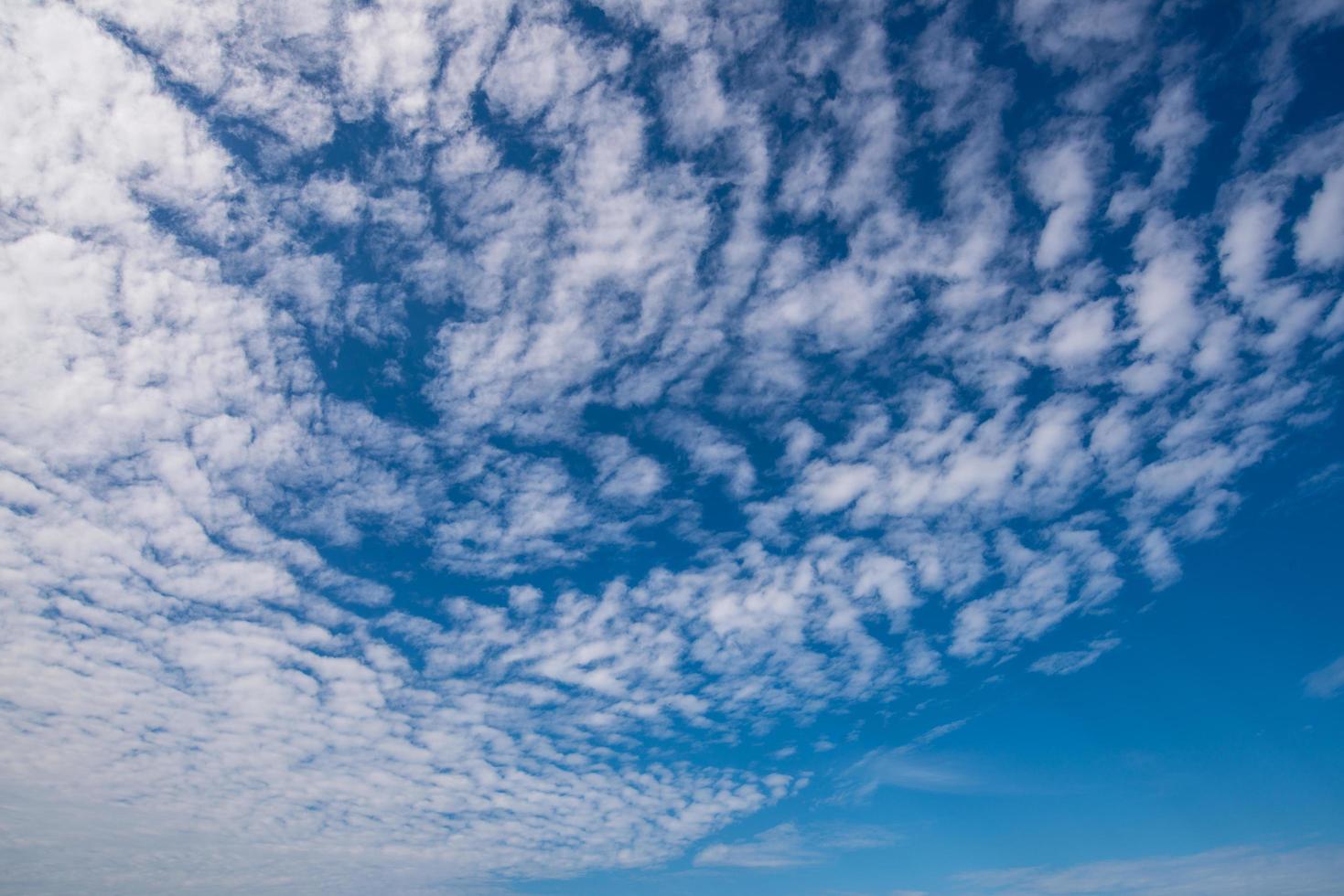 le beau ciel et les nuages quand le vent souffle. photo