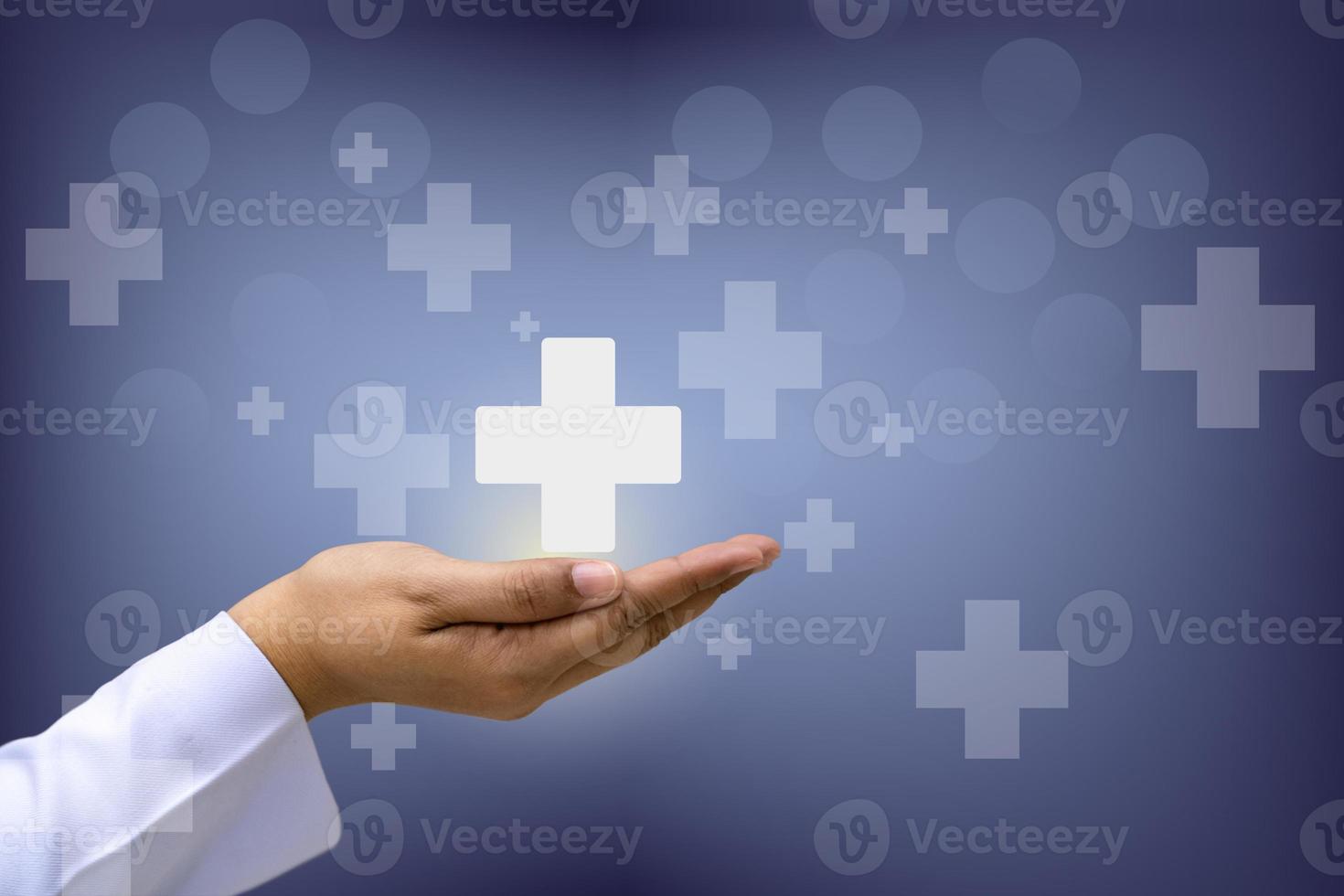 main recevant l'icône médicale l'introduction des soins de santé photo