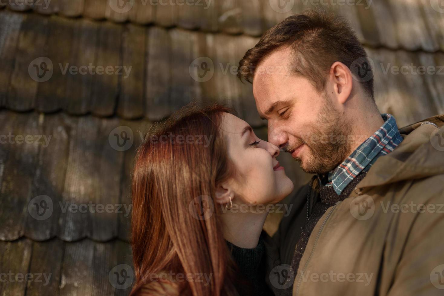 jeune couple amoureux en plein air photo