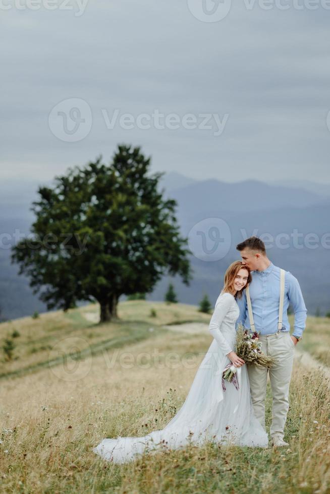 séance photo des mariés à la montagne. photo de mariage de style bohème.